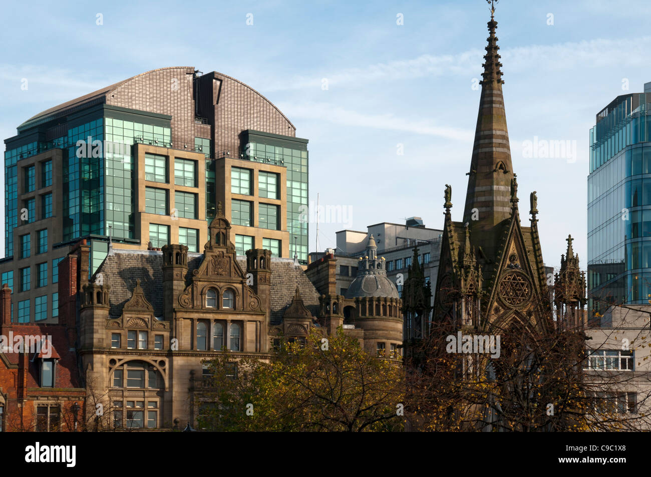 La torre dell'ufficio di King Street 82 e l'Albert Memorial, Albert Square, Manchester, Inghilterra, Regno Unito Foto Stock