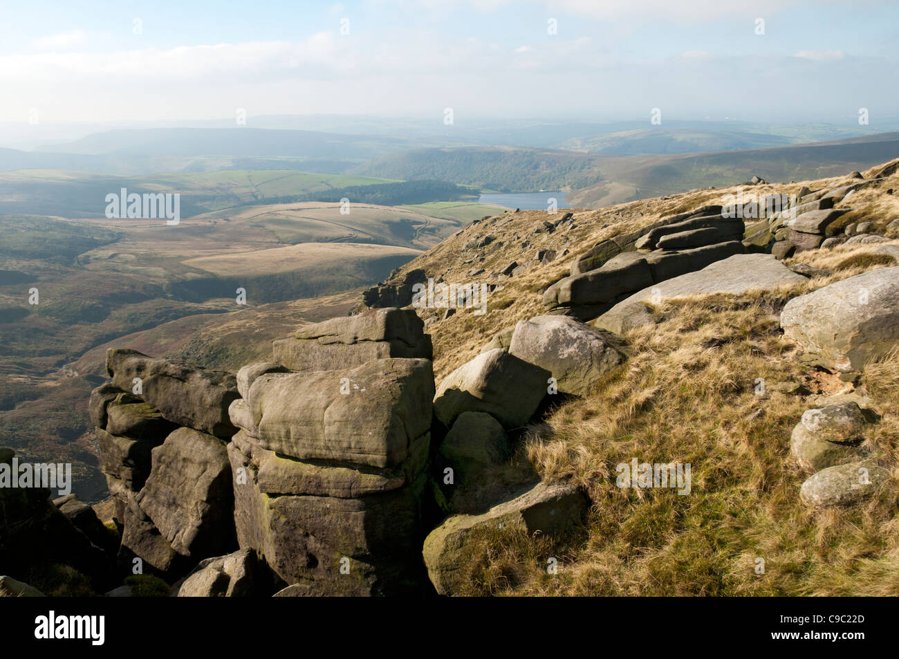 Kinder Reservoir, vicino a Hayfield, dall'altopiano Kinder Scout. Peak District, Derbyshire, Inghilterra, Regno Unito Foto Stock