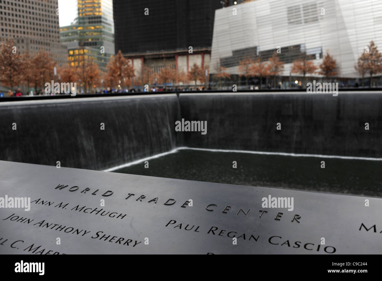 Il Ground Zero memorial garden per coloro che sono morti in un attacco terroristico alle Torri gemelle di Manhattan a New York su 9/11 . Foto Stock