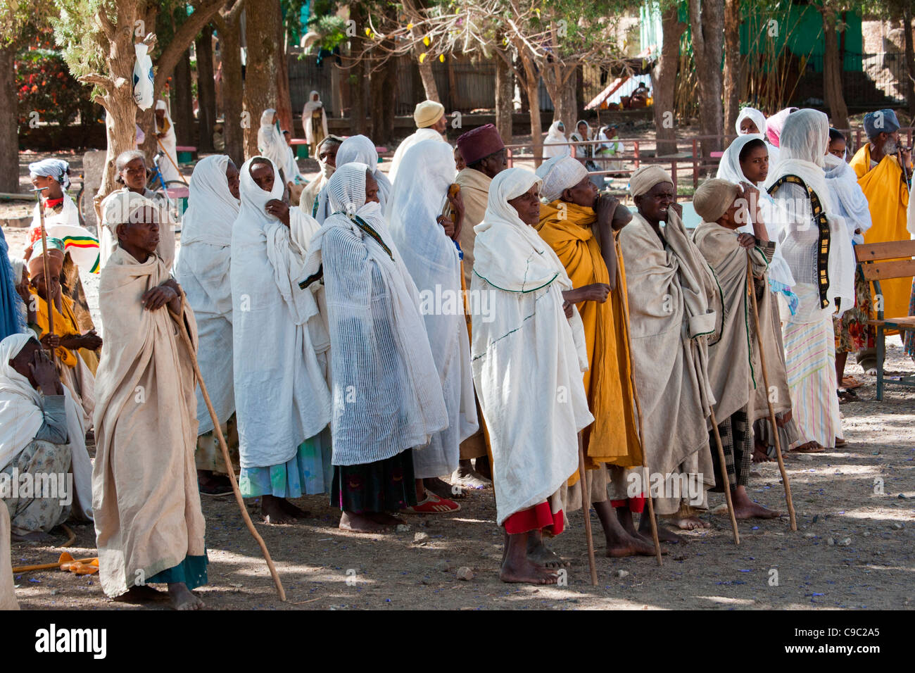 Cristiano ortodosso di pellegrini in preghiera al di fuori della nuova chiesa Santa Maria di Sion nella città di Aksum, l'Etiopia settentrionale, Africa. Foto Stock