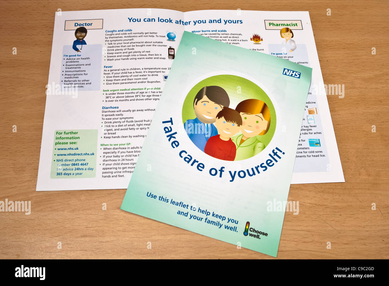 NHS health advice opuscolo reso alle famiglie del Regno Unito in Novemer 2011, spiegando il modo migliore per cercare il trattamento Foto Stock