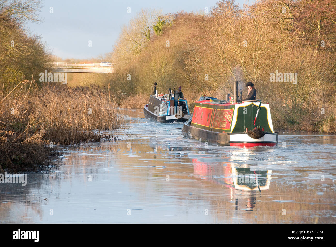 Due narrowboats rompere il ghiaccio sulle Kennet & Avon Canal nr Newbury Foto Stock