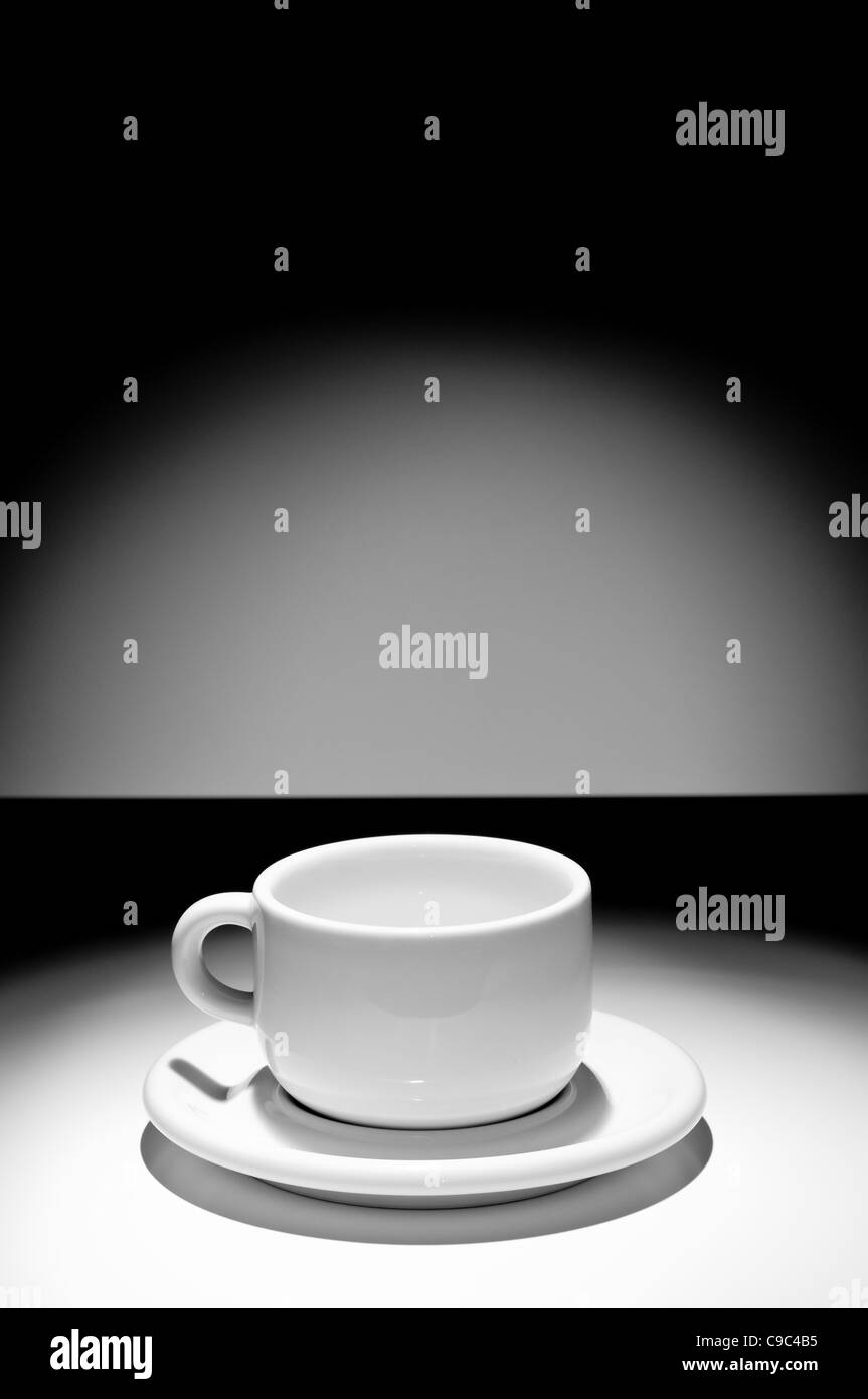 Immagine in bianco e nero di vuoto tazza di caffè Foto Stock