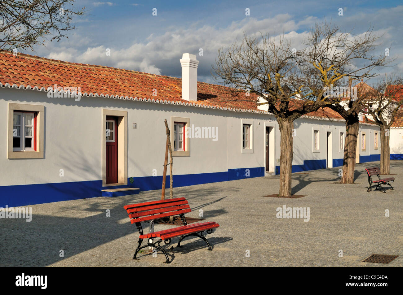 Portogallo Alentejo: piazza centrale 'Praca Marques' con case tradizionali nel piccolo villaggio di fisher Porto Covo Foto Stock