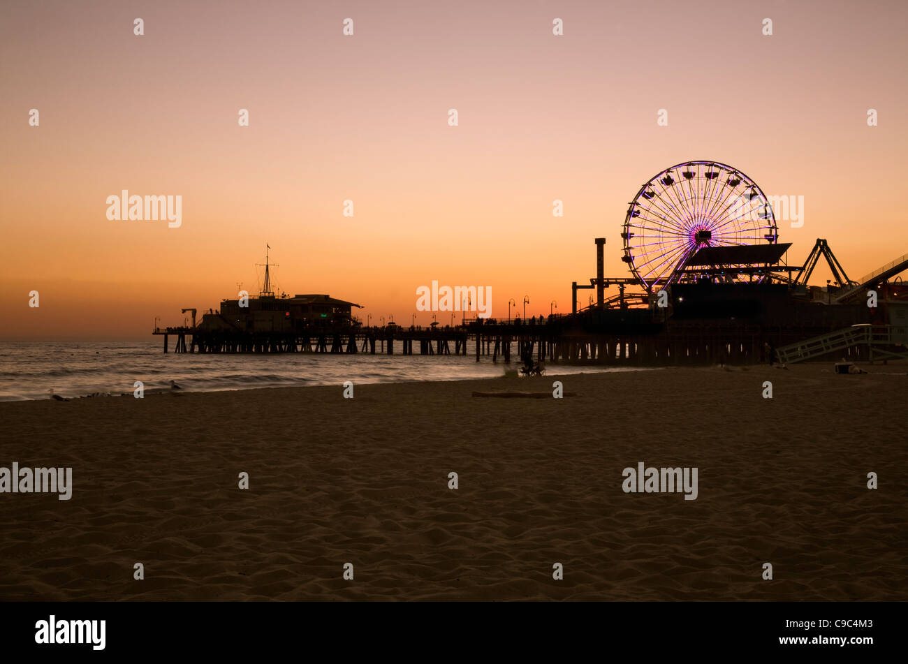 CALIFORNIA - Santa Monica Pier con la sua luminosa ruota panoramica sulla costa del Pacifico al tramonto. Foto Stock