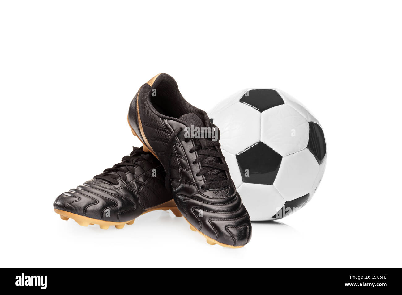 Scarpe da calcio e un campo di calcio Foto Stock