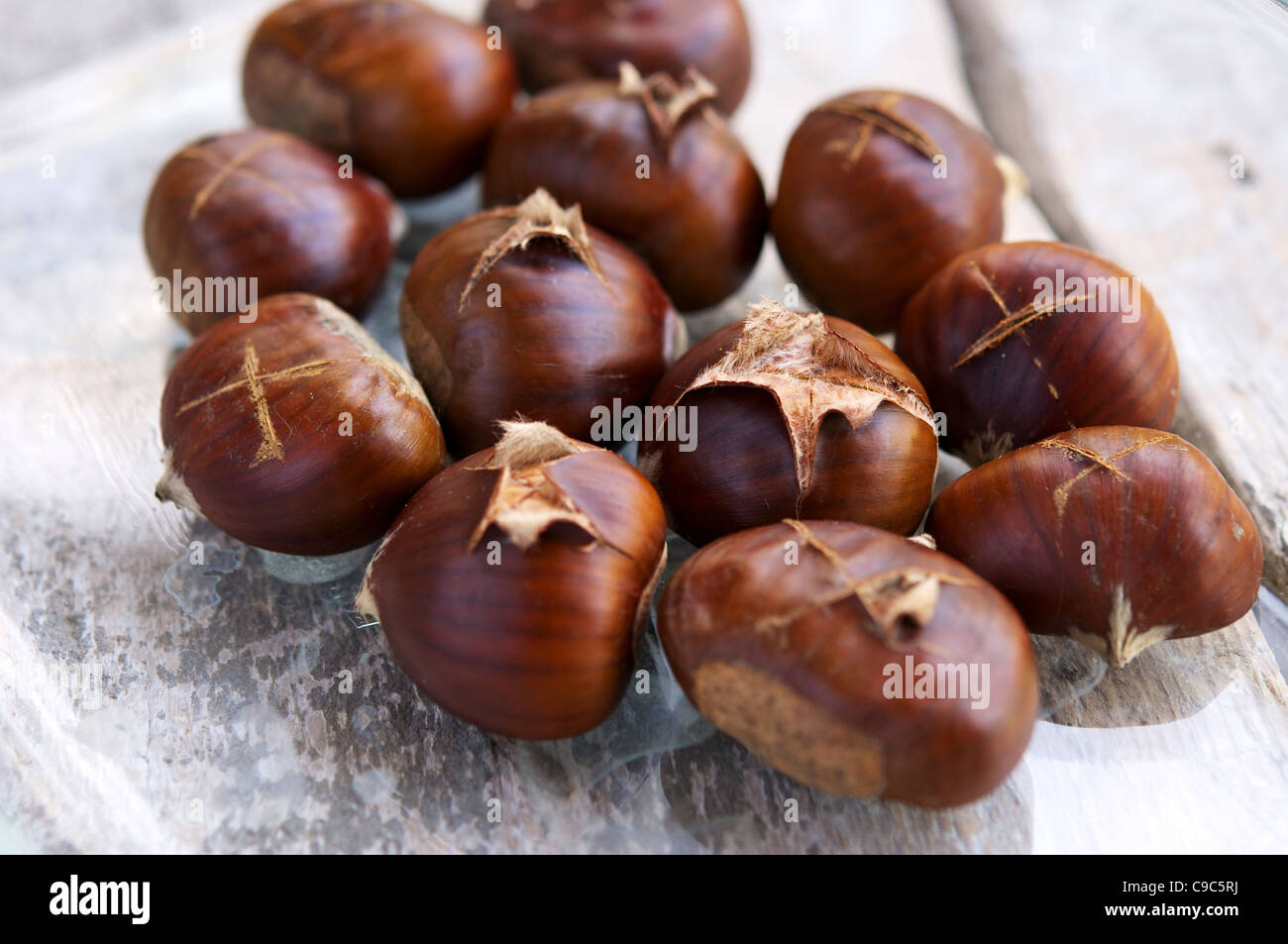 Le castagne con tagli su una teglia. Foto Stock