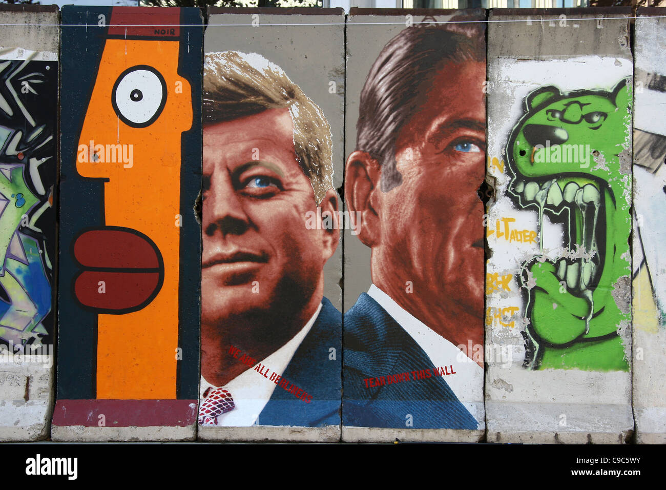 JFK & RONALD REAGAN RITRATTO & GRAFFITI dietro il muro di Berlino. Presentato dalla WENDE MUSEUM DI LOS ANGELES CALIFORNIA USA 13 n. Foto Stock