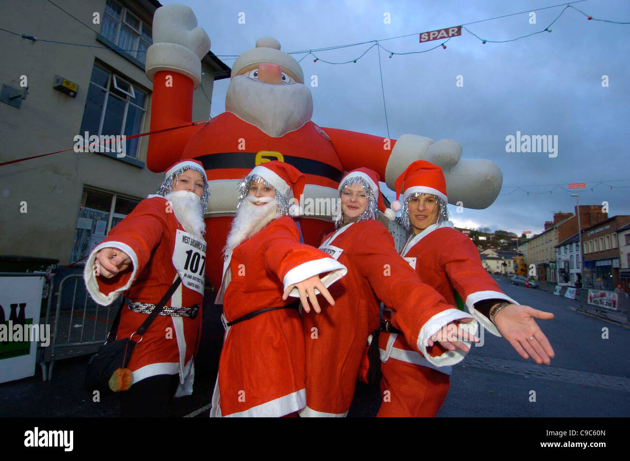 L annuale Santa esecuzione in Newtown, metà del Galles, che aiuta a raccogliere fondi per una buona causa. Foto Stock