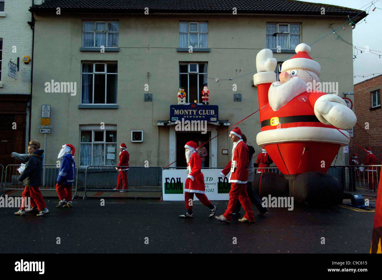 L annuale Santa esecuzione in Newtown, metà del Galles, che aiuta a raccogliere fondi per una buona causa. Foto Stock