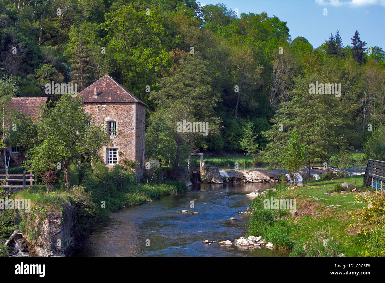 Riverside casa in pietra, villaggio di Saint-Céneri-le-Gérei, Alpes Mancelles, Orne, basse-Normandie, Francia Foto Stock