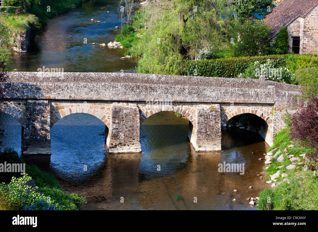 Medievale ponte di pietra villaggio de Saint-Céneri-le-Gérei, Alpes Mancelles, Orne, Basse-Normandie,Francia, Europa Foto Stock