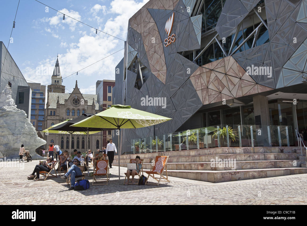 Caffetteria all'aperto a Federation Square. Edificio di SBS Australia Melbourne, Victoria. Foto Stock