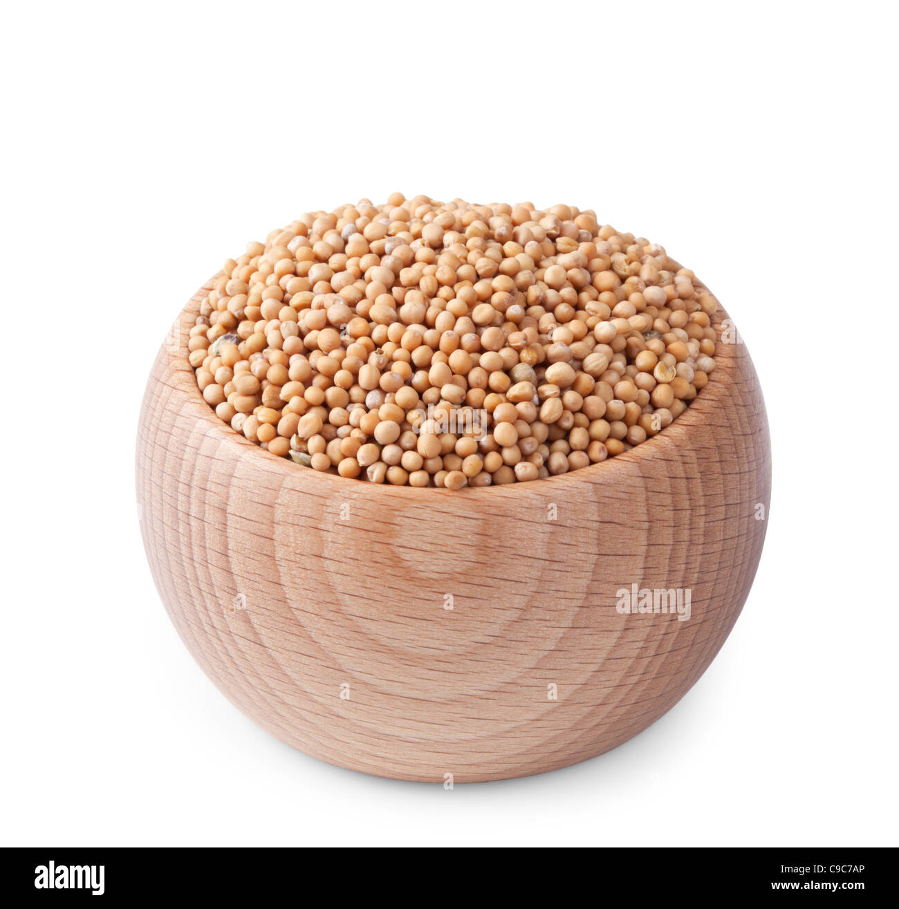 Ciotola di legno pieno di semi di senape isolati su sfondo bianco Foto Stock