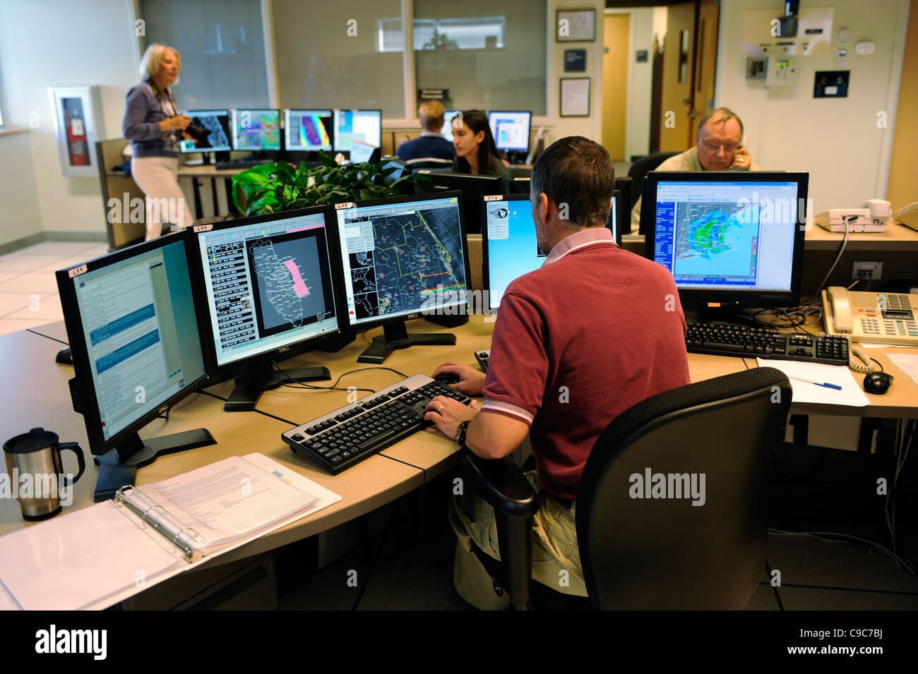 Radar Doppler meteorologo area di lavoro Piano di studi studio mappa mappe tecnologia computer computer visualizza visualizza schermate dello schermo Foto Stock