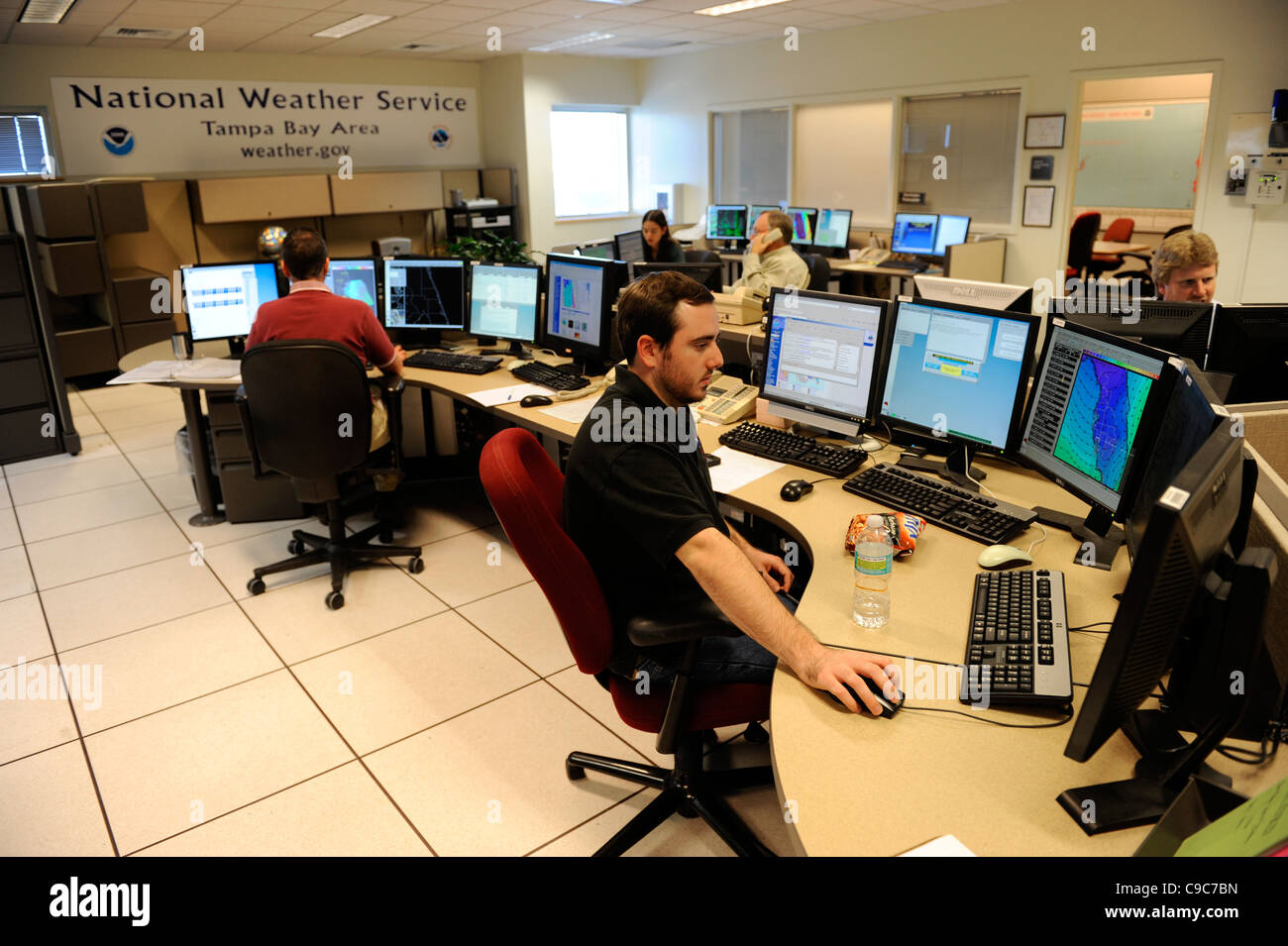 Radar Doppler meteorologo area di lavoro Piano di studi studio mappa mappe tecnologia computer computer visualizza visualizza schermate dello schermo Foto Stock