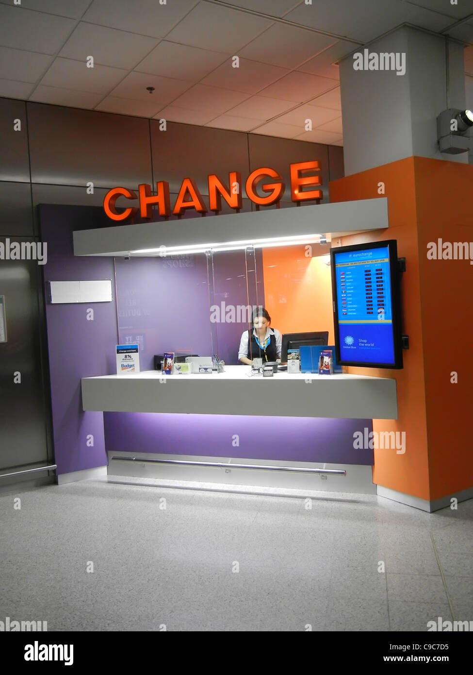 Cambio valuta stand in aeroporto internazionale Foto Stock