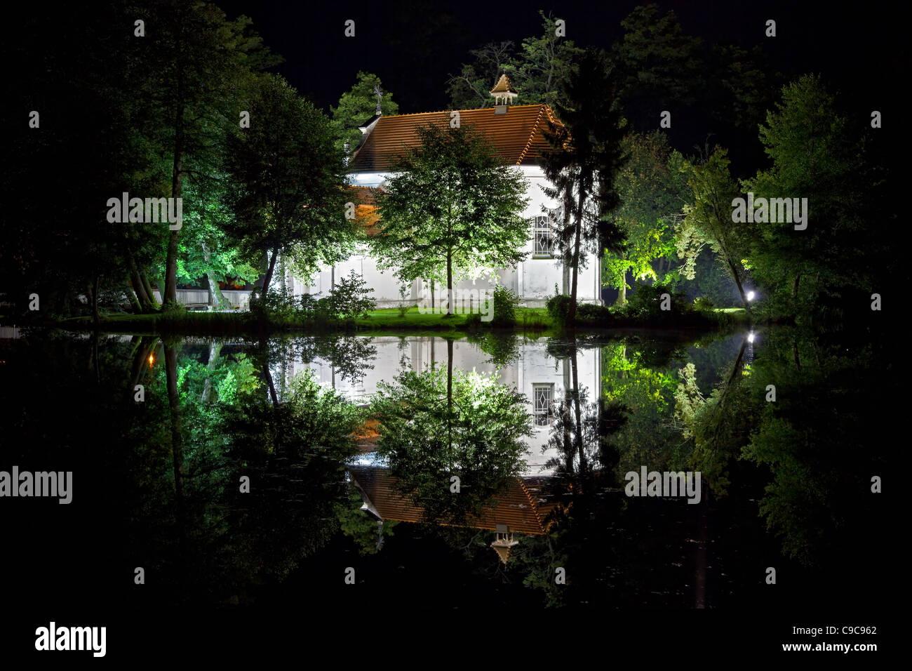 La chiesa sull'acqua a notte in Zwierzyniec, Polonia. Foto Stock