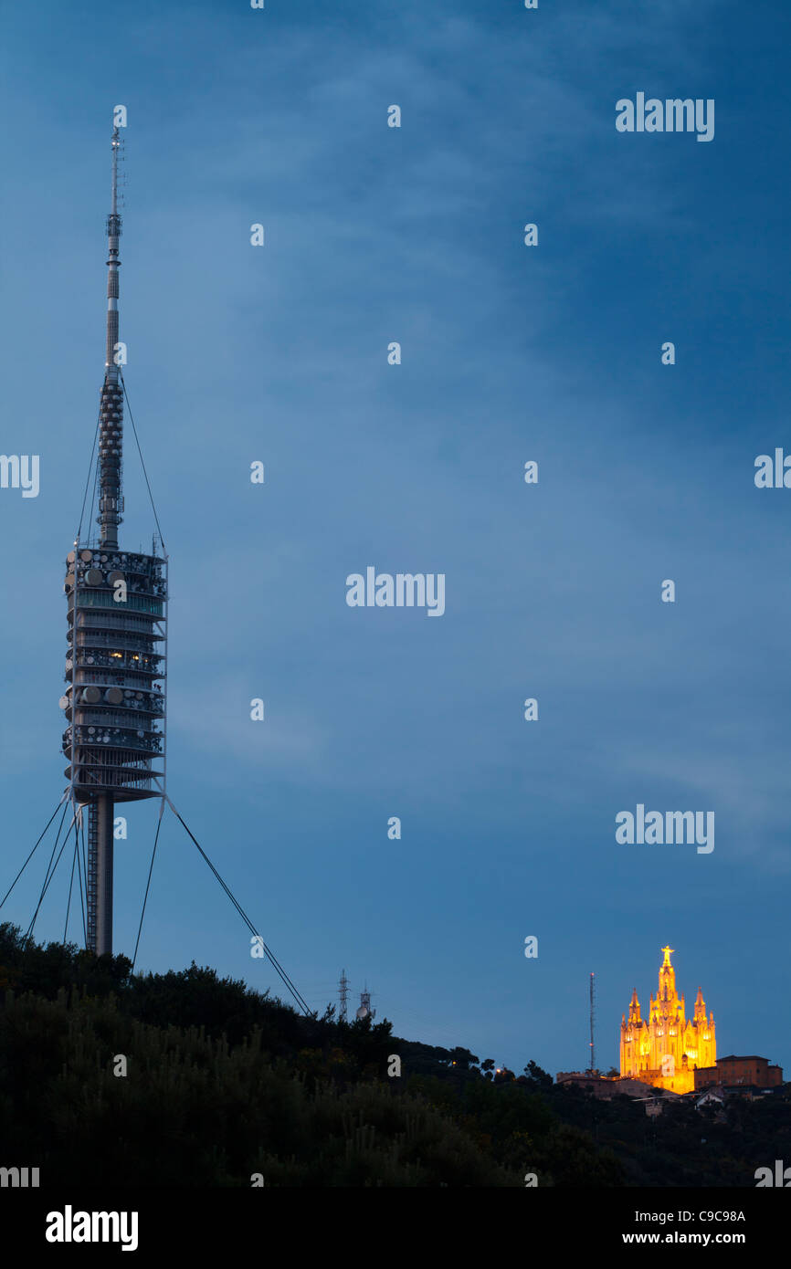 La torre delle comunicazioni di Collserola e Tempio di Sagrat Cor de Gesù nel monte Tibidabo, Barcellona, Spagna Foto Stock