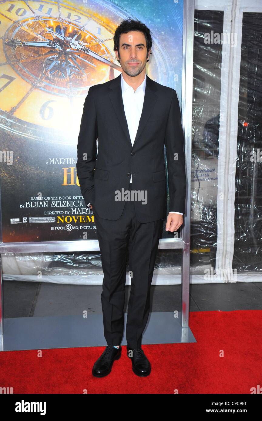 Sacha Baron Cohen presso gli arrivi per HUGO Premiere, il Teatro Ziegfeld, New York, NY Novembre 21, 2011. Foto di: Gregorio T. Binuya/Everett Collection Foto Stock