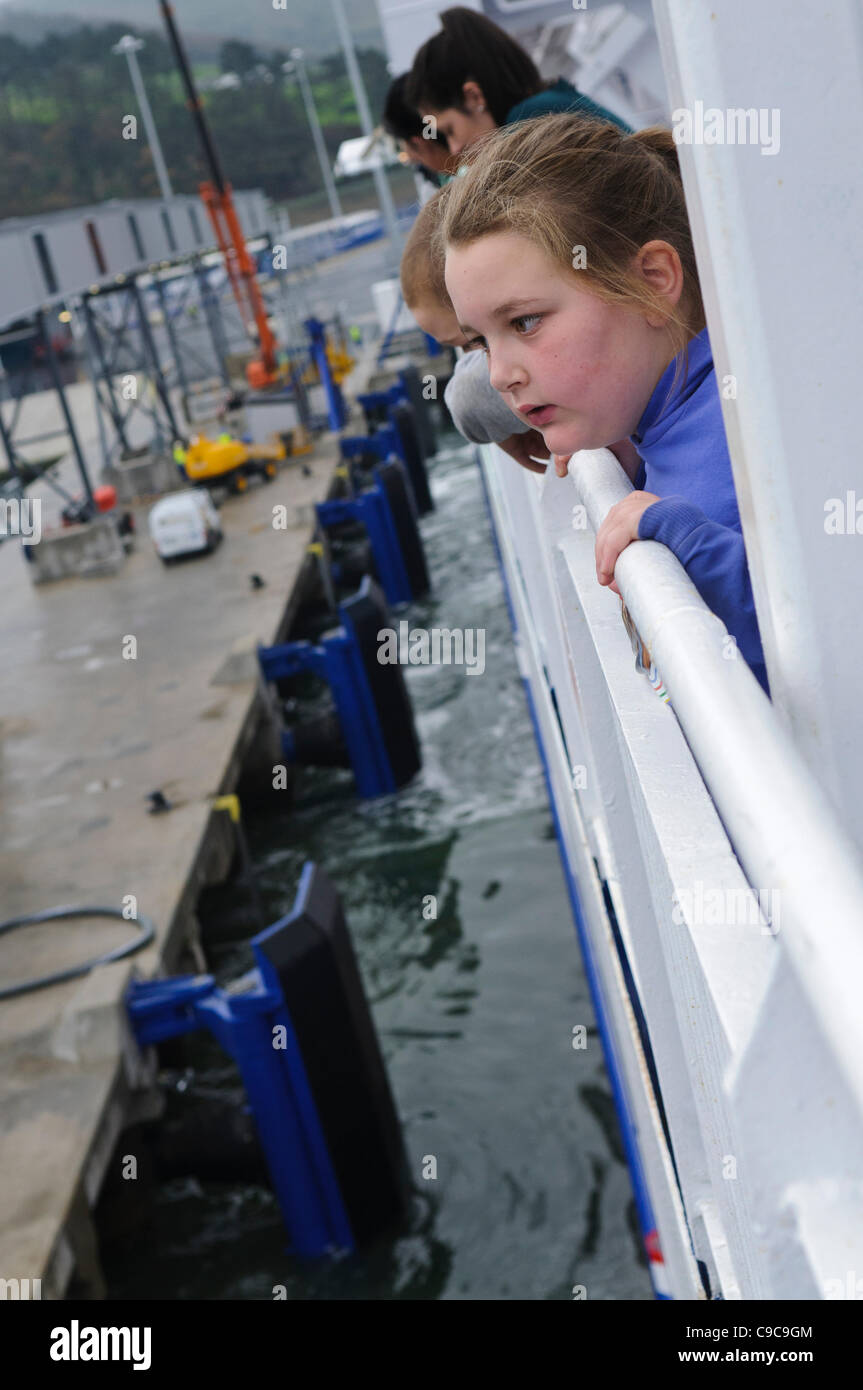 CAIRNRYAN, 21/11/2011 - I passeggeri di guardare al di sopra delle rotaie di Stena la Superfast VII come banchine al nuovo £200m Lough Ryan porta per la prima volta. Foto Stock