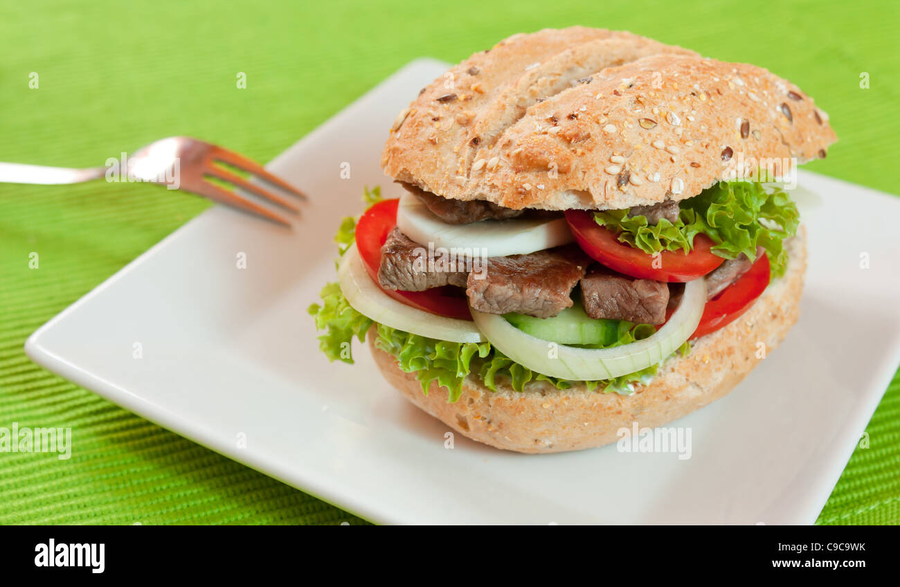 Sani e freschi di panino con verdure e carne di manzo tagliata a fette Foto Stock