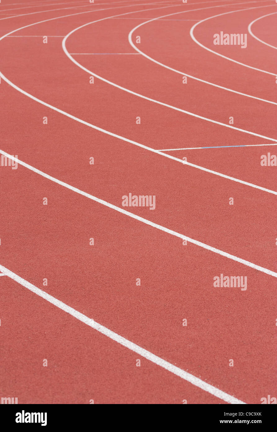 Pista atletica con la sua lane, linee bianche e ruotare Foto Stock
