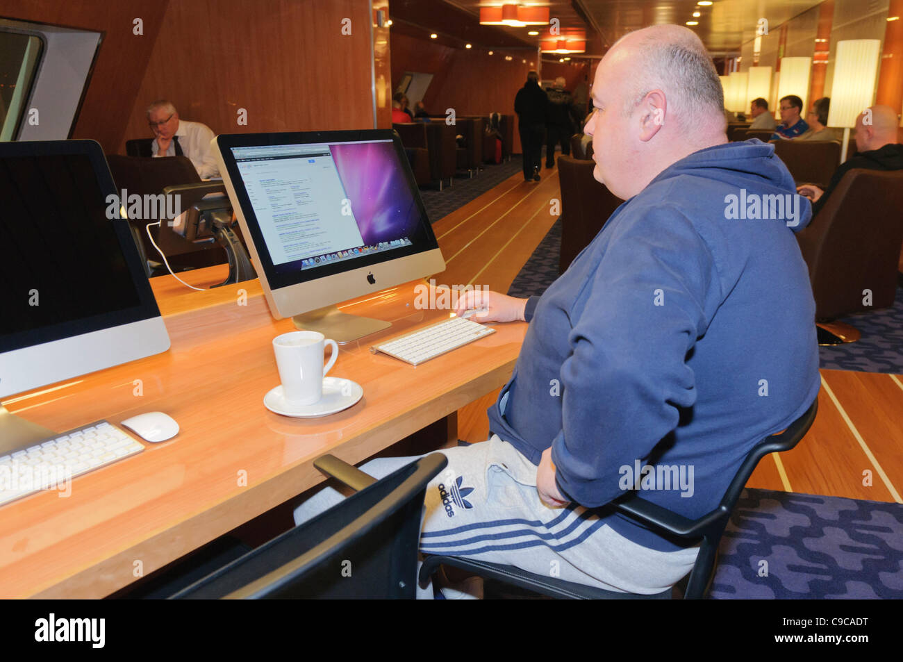 BELFAST/CAIRNRYAN, 21/11/2011 - L'uomo fa uso di internet facilities a bordo di Stena Line SuperFast VII Foto Stock