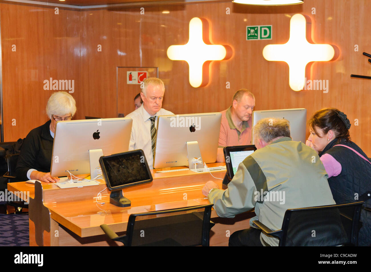 BELFAST/CAIRNRYAN, 21/11/2011 - Le persone che usano i servizi di Internet a bordo Stena Line Superfast VII Foto Stock