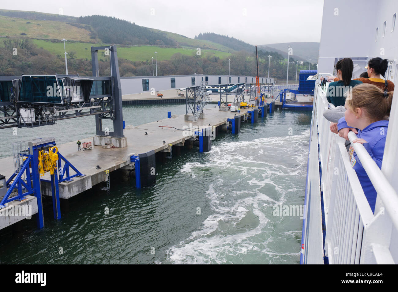 CAIRNRYAN, 21/11/2011 - I passeggeri di guardare al di sopra delle rotaie di Stena la Superfast VII come banchine al nuovo £200m Lough Ryan porta per la prima volta. Foto Stock