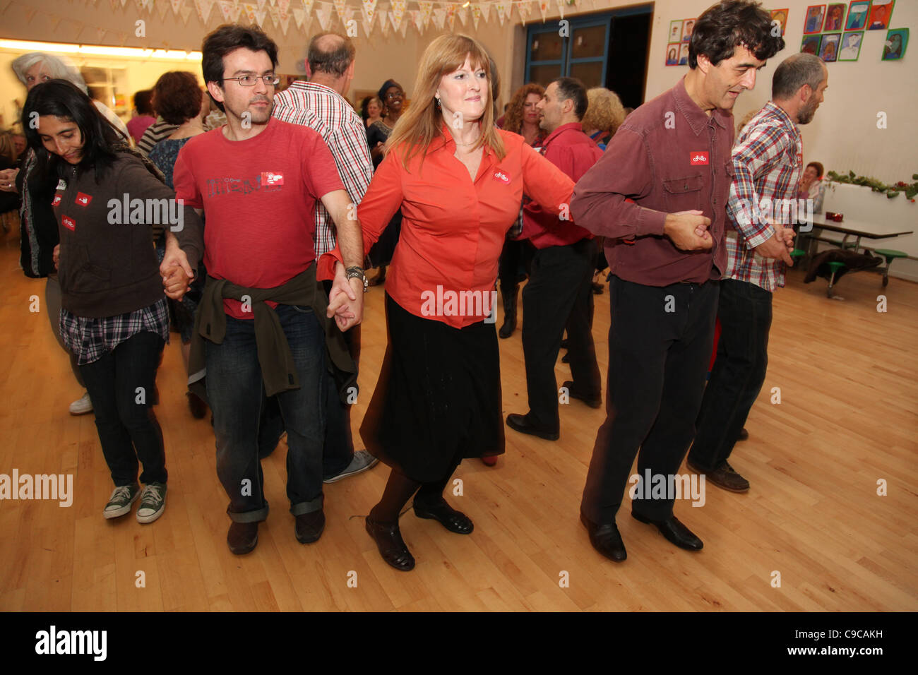 Una comunità barn dance in un organizzato da una città di transizione (Kensal a Kilburn a Londra). Foto Stock