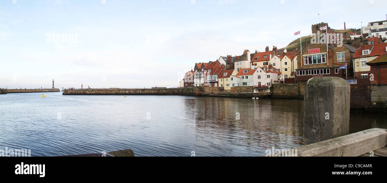 Whitby Harbour Town e pontili. Foto Stock