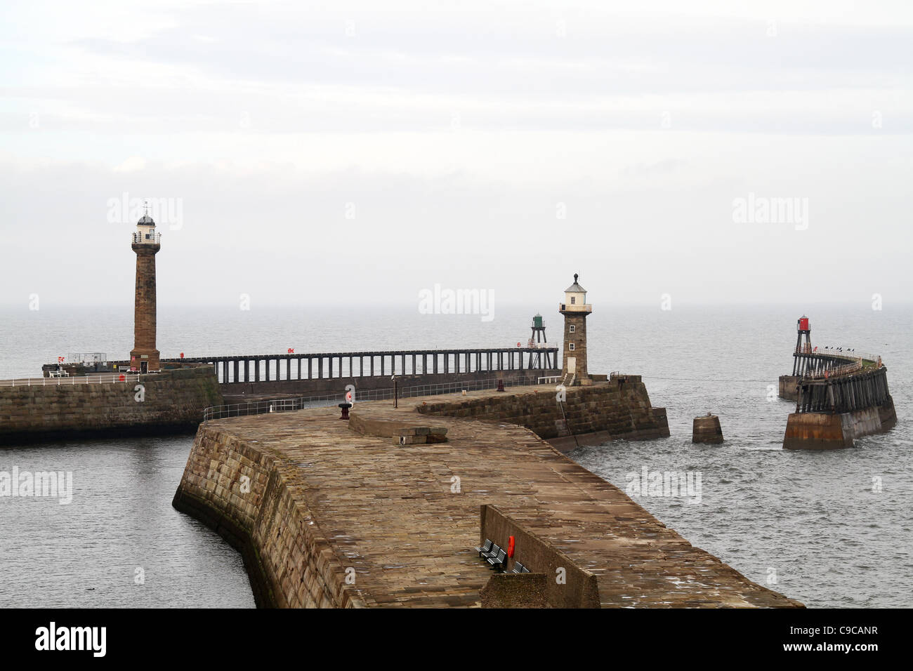 Whitby Harbour Town e pontili. Foto Stock