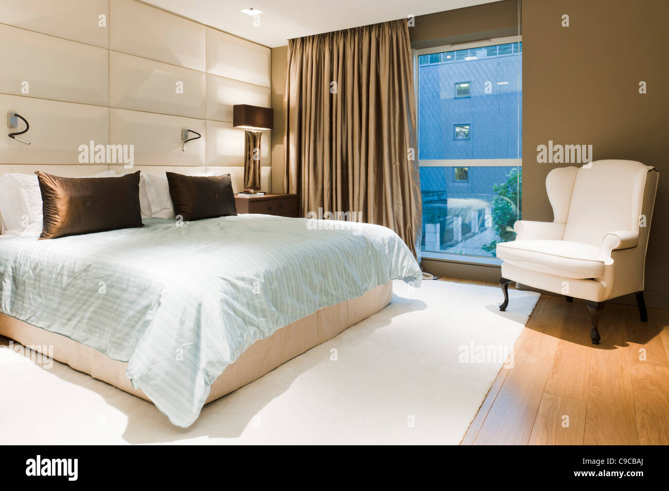 Contemporary interiore camera da letto in appartamento Londra Foto Stock Contemporary interiore camera da letto in appartamento Londra Foto Stock