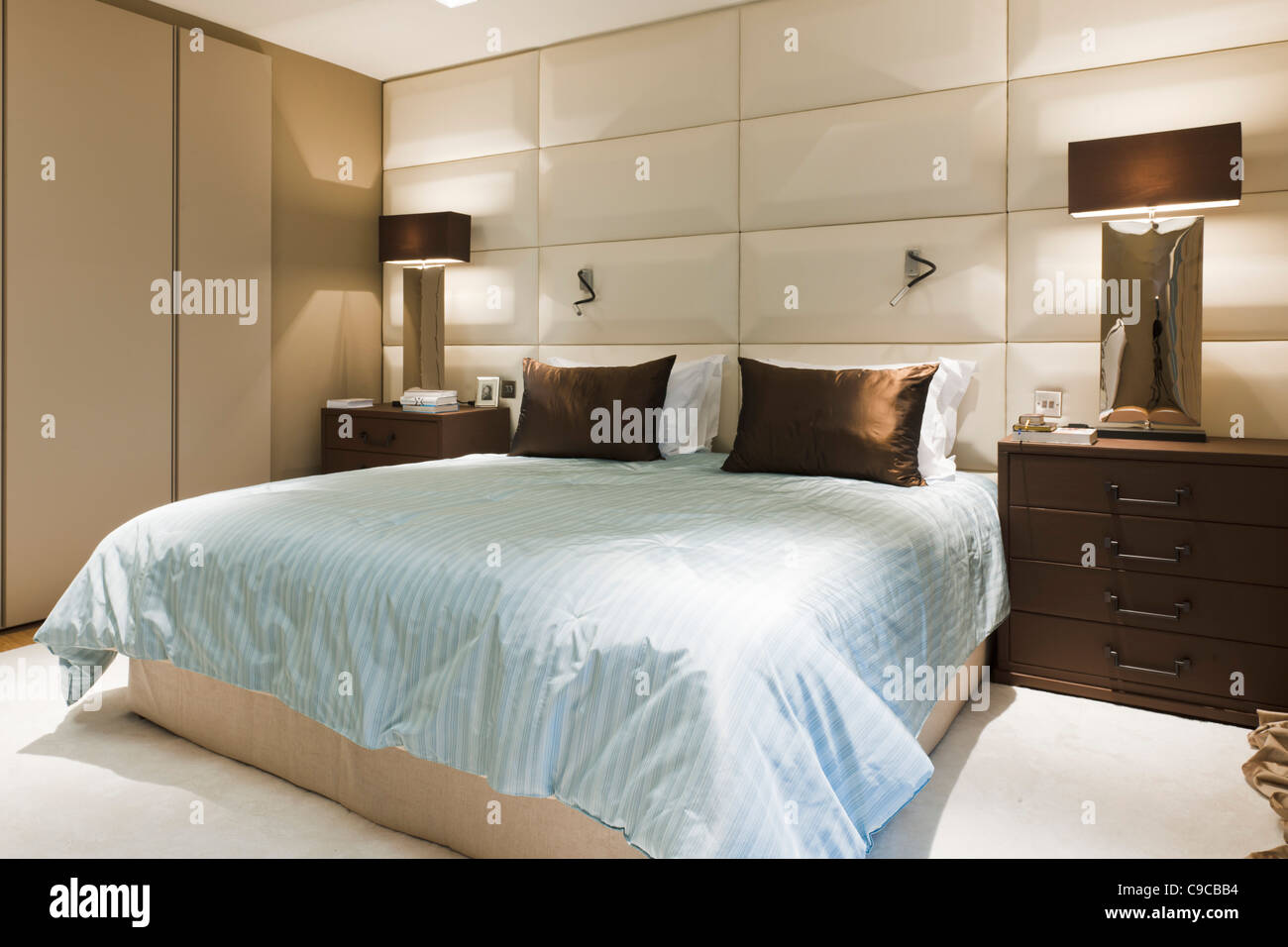 Contemporary interiore camera da letto in appartamento Londra Foto Stock