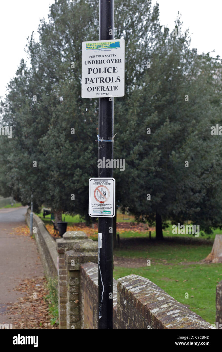 Lewes sign in parcheggio coperto e pattuglie della polizia Foto Stock