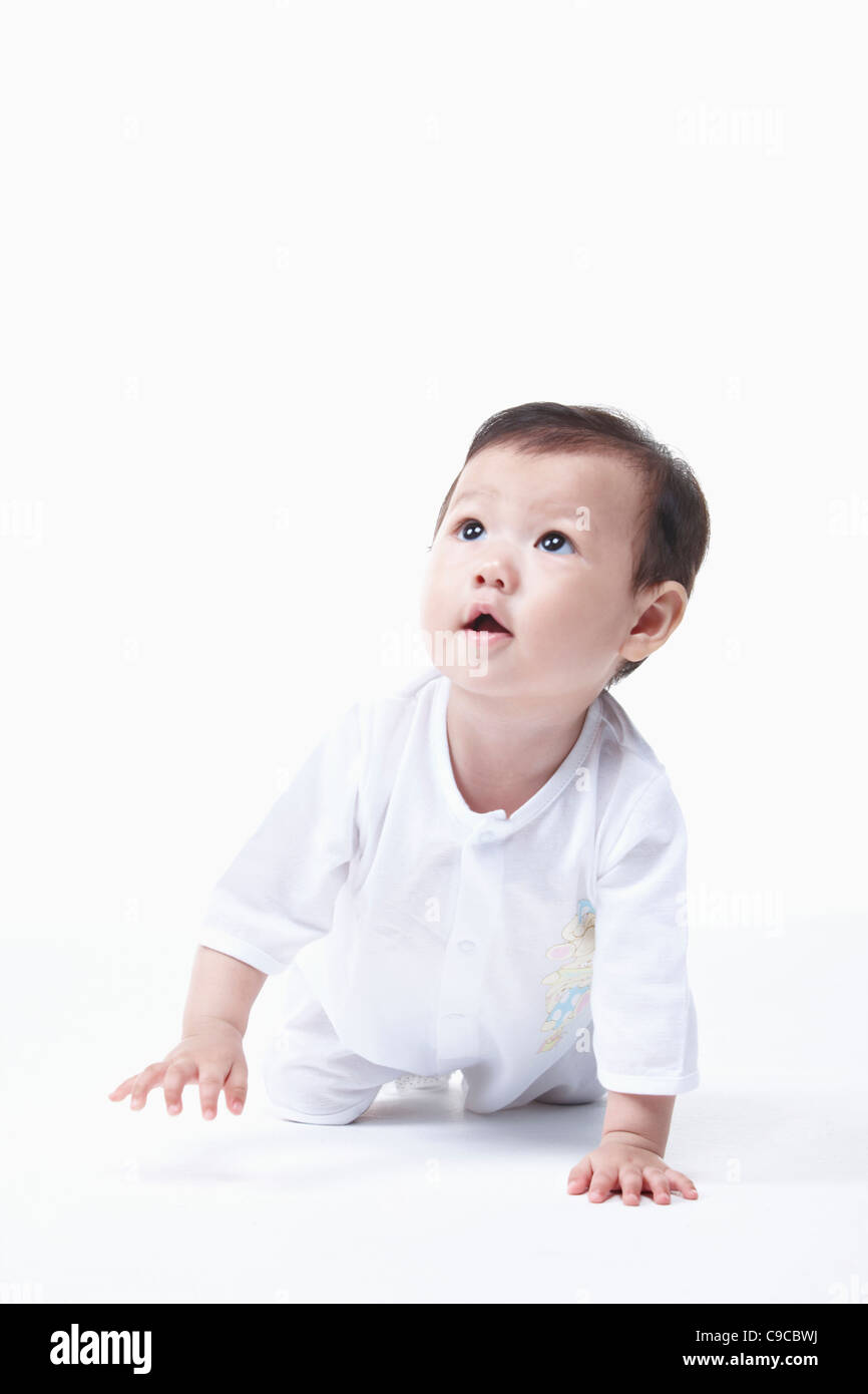 Baby boy in bianche vesti Foto Stock