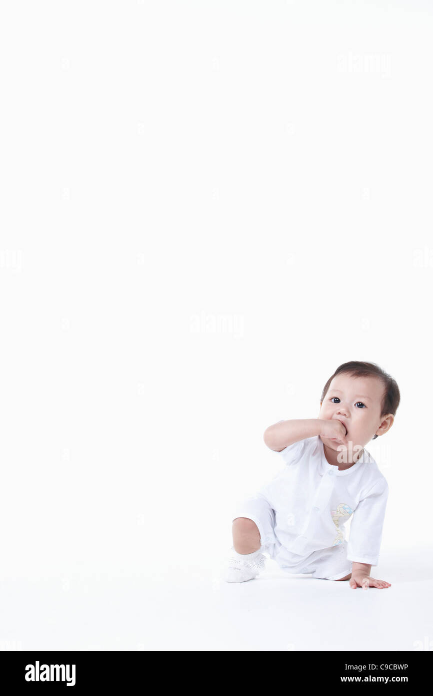 Baby boy in bianche vesti Foto Stock