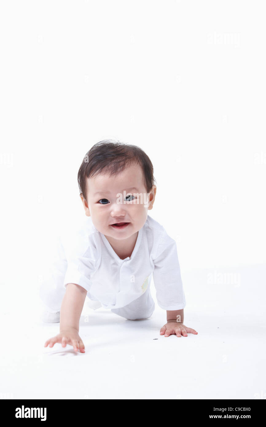 Baby boy in bianche vesti Foto Stock