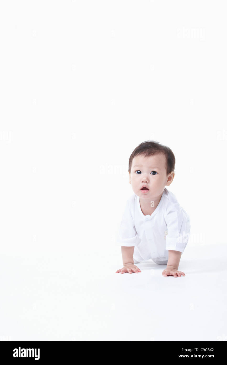 Baby boy in bianche vesti Foto Stock
