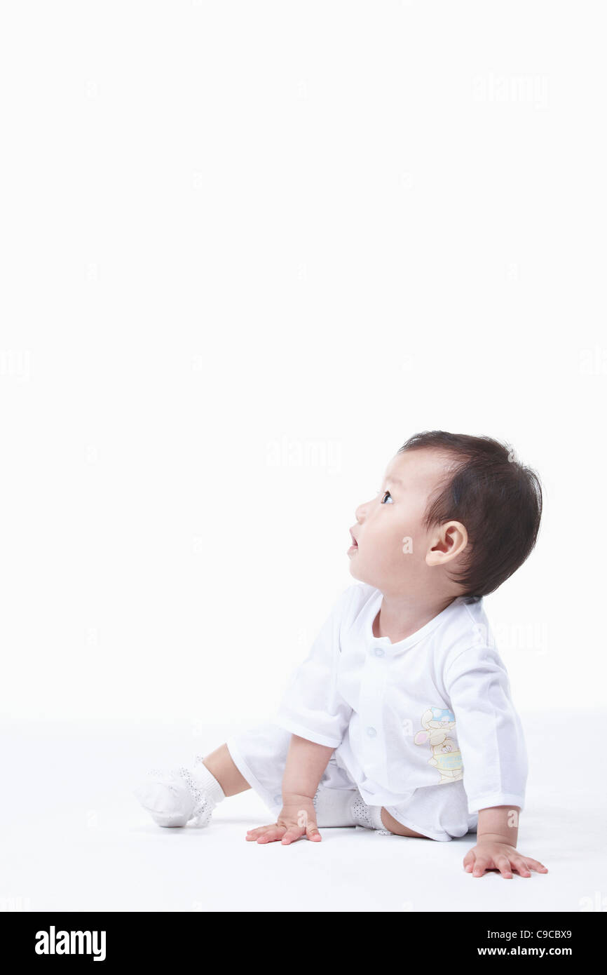 Baby boy in bianche vesti Foto Stock