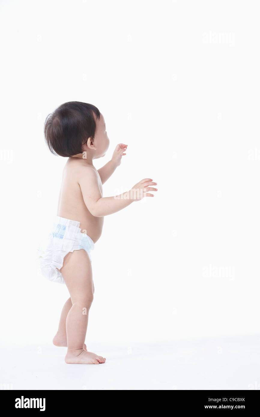 Baby boy nel pannolino in piedi Foto Stock