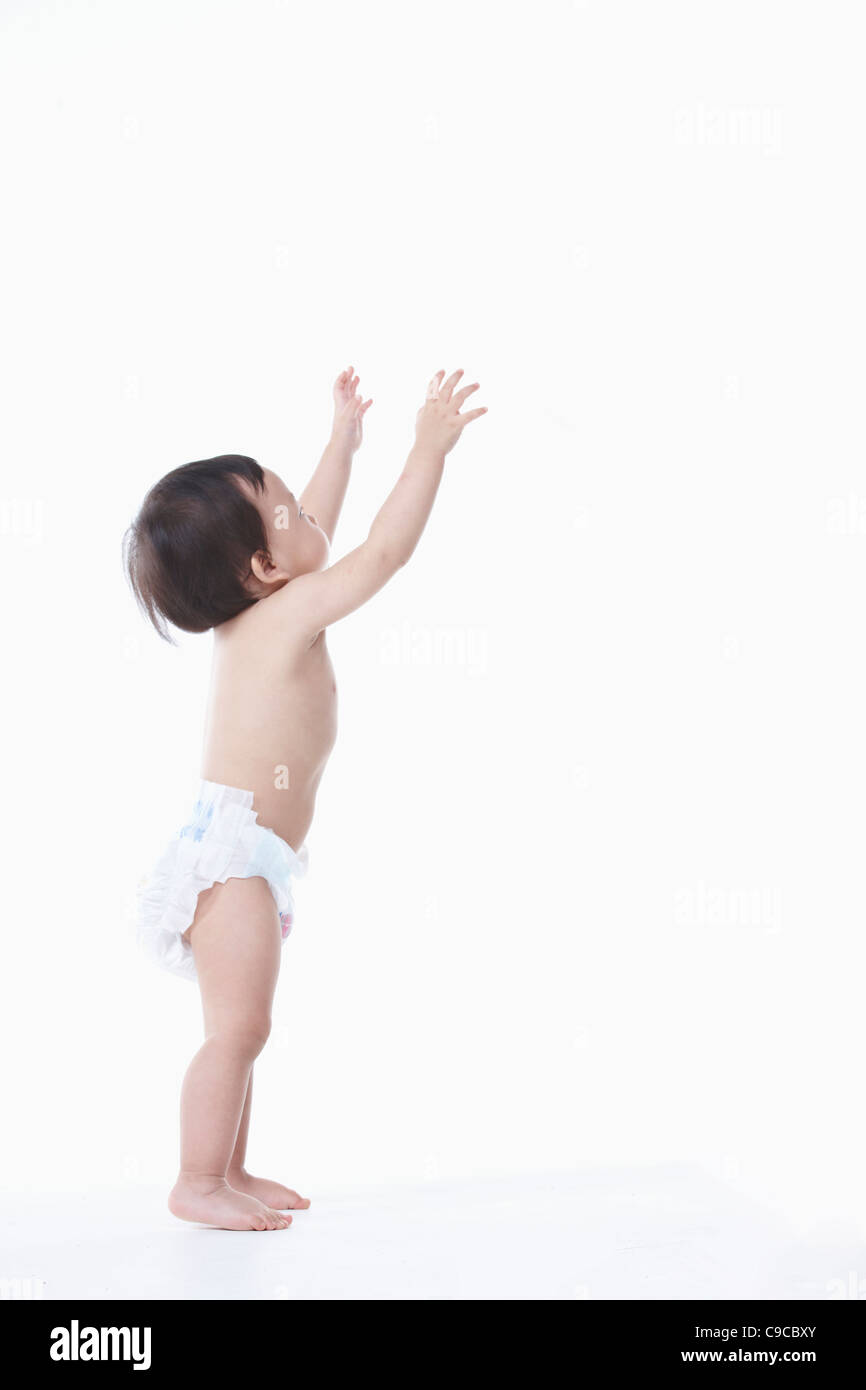 Baby boy nel pannolino in piedi Foto Stock