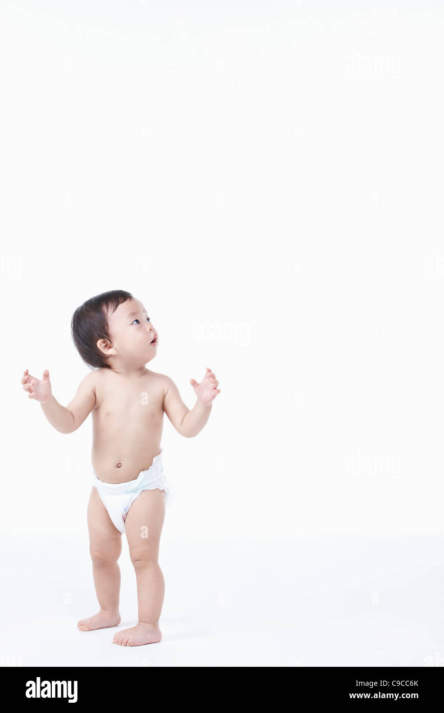 Baby boy nel pannolino in piedi Foto Stock