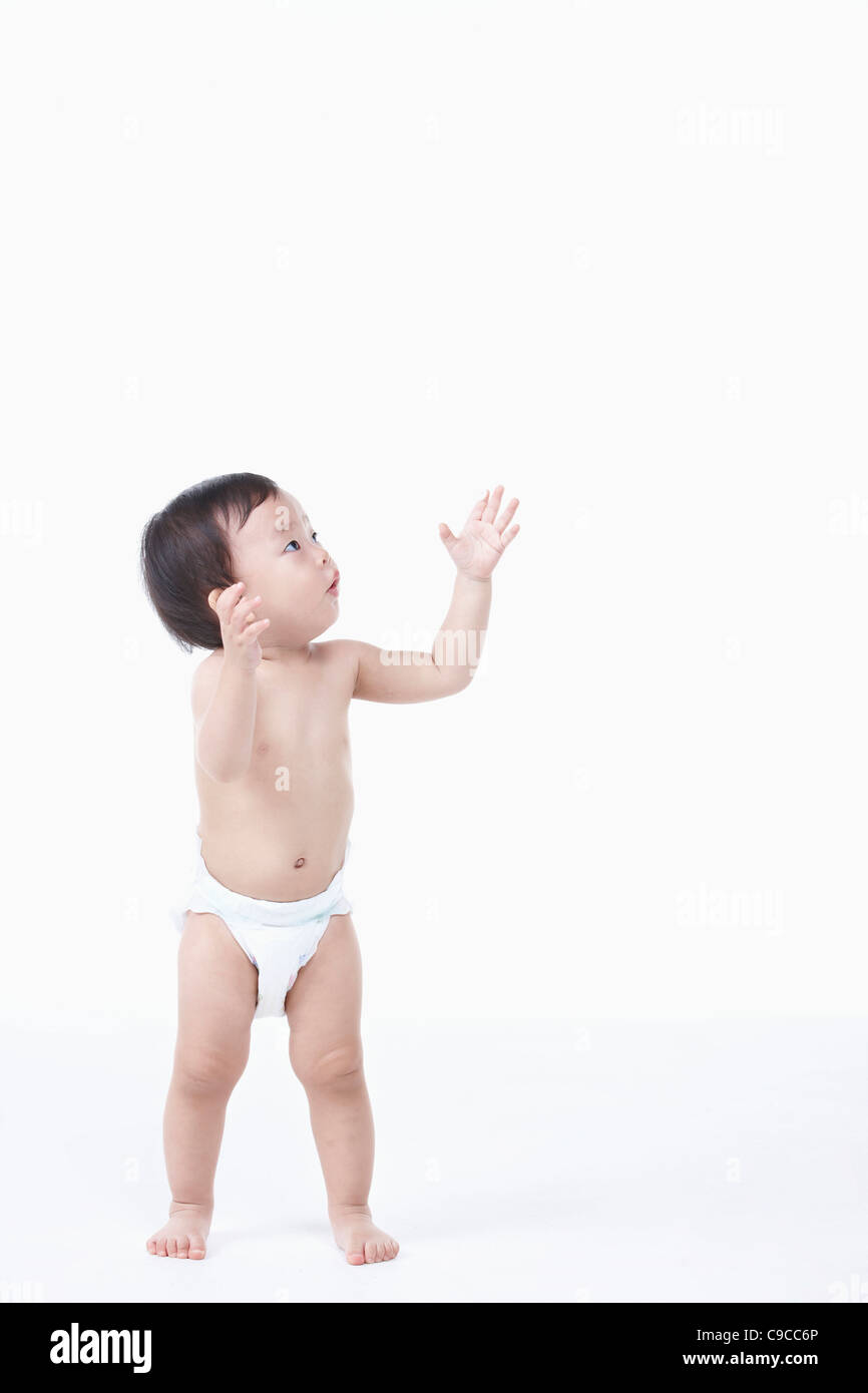 Baby boy nel pannolino in piedi Foto Stock