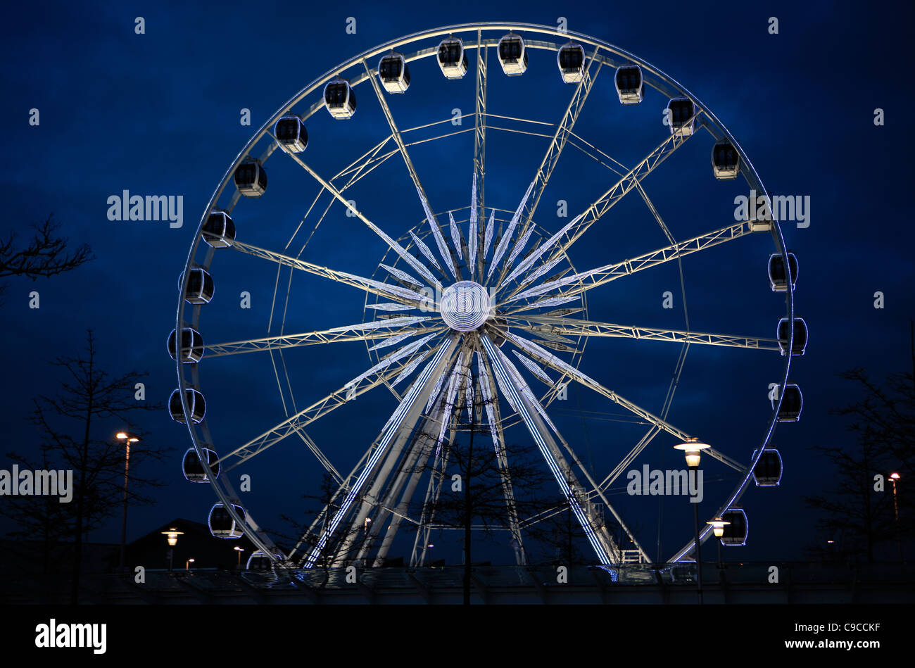 Ruota grande eretto a Natale al di fuori del centro commerciale Braehead in Renfrew, Scozia Foto Stock