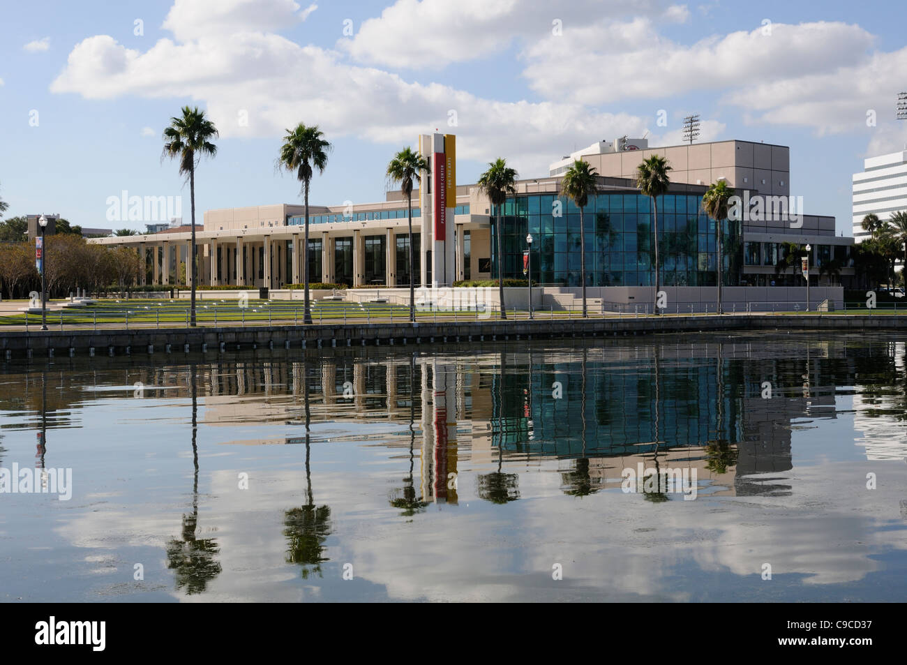 Mahaffey Theatre presso Progress Energy Center per le Arti nel centro cittadino di San Pietroburgo Florida USA visto da di Tampa Bay Foto Stock
