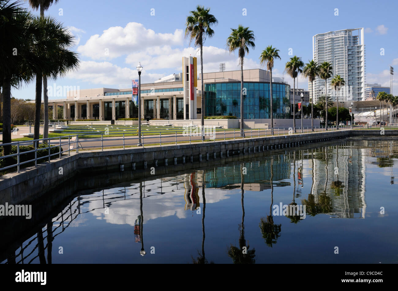 Mahaffey Theatre presso Progress Energy Center per le Arti nel centro cittadino di San Pietroburgo Florida USA visto da di Tampa Bay Foto Stock