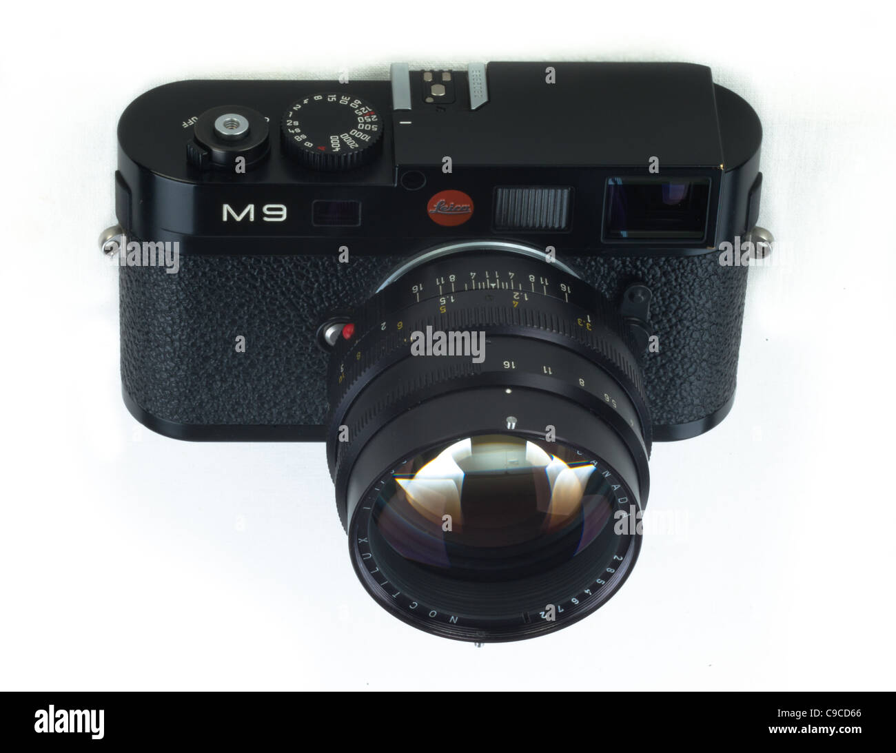 Leica M9 Telemetro digitale fotocamera con la leggendaria Noctilux f1 50mm lente su sfondo bianco Foto Stock