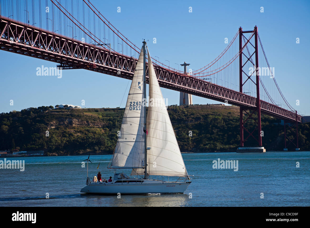 Vela sotto Pont 25 de Abril ponte sul fiume Tagus Lisbona Portogallo Foto Stock